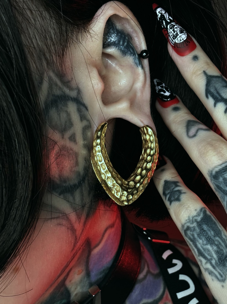 Why Gothic Gauges and Stretching jewelry Captivate Alternative Fashionistas?