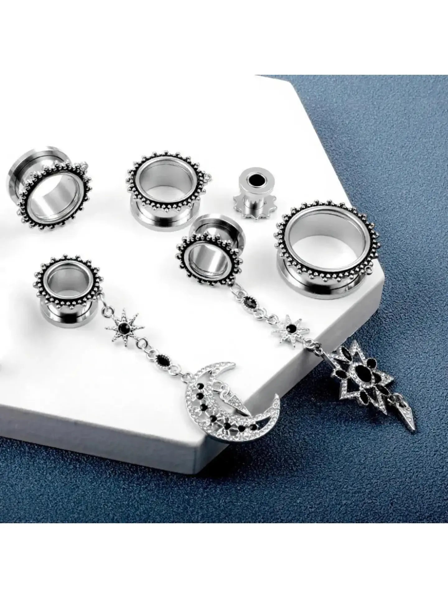 Boucles d'oreilles tunnel pendantes célestes – Motif soleil, lune et étoile 🌙