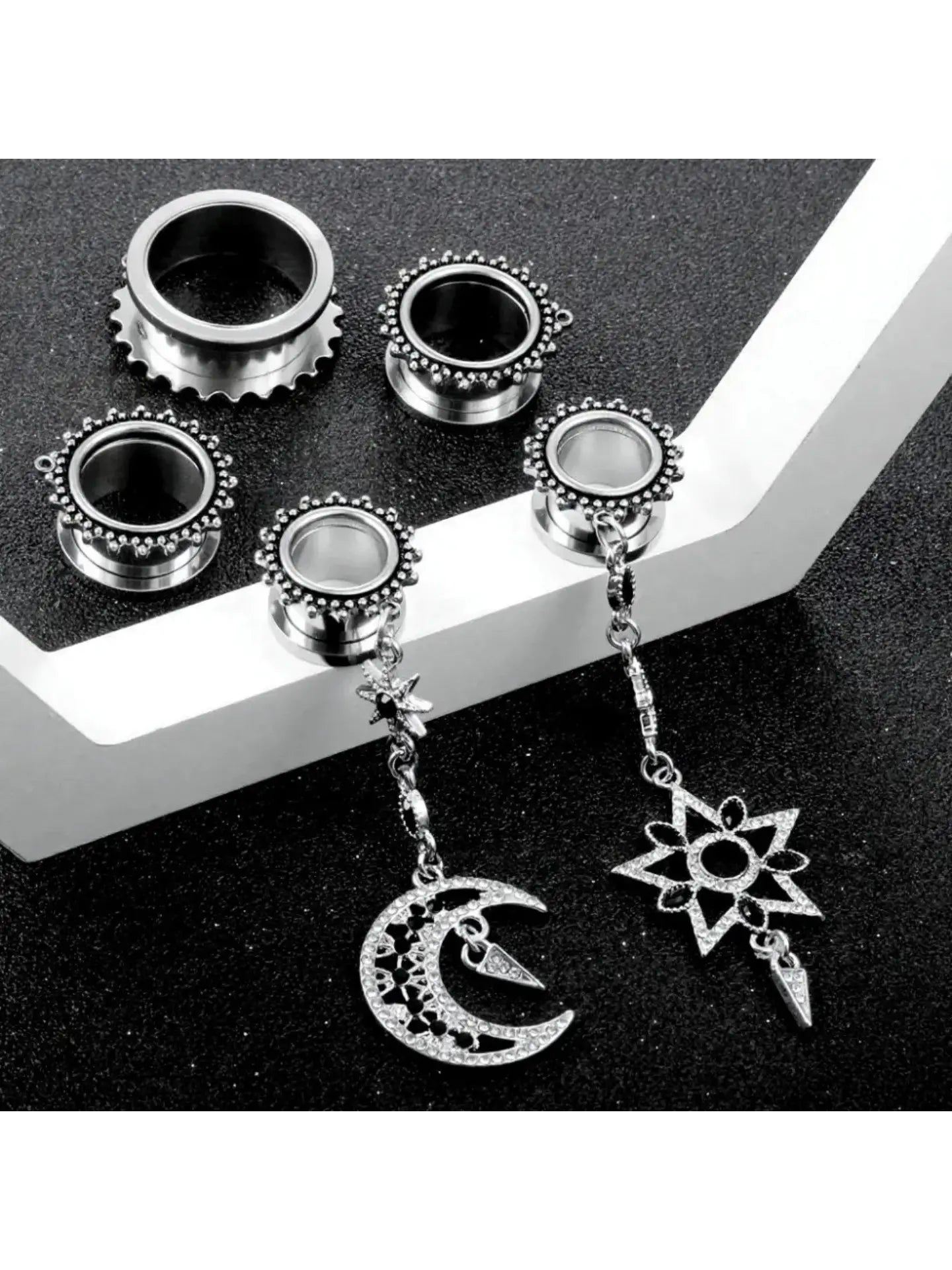 Boucles d'oreilles tunnel pendantes célestes – Motif soleil, lune et étoile 🌙