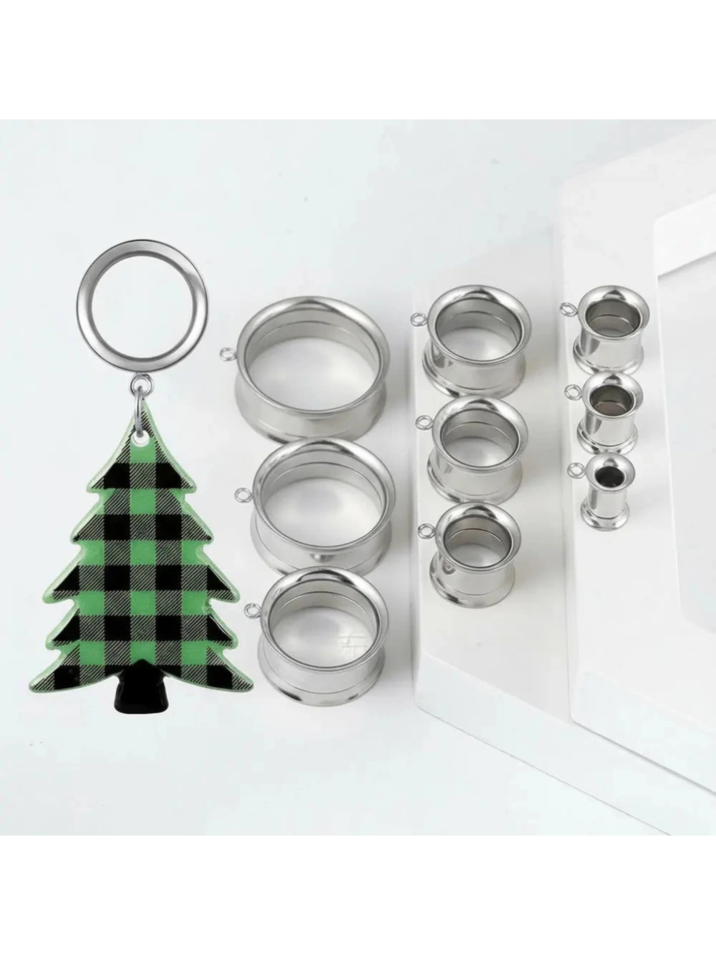 Boucles d'oreilles tunnels pendantes sapin de Noël à carreaux verts – Couleur argent 🎄